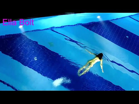 ❤️ No puedo dejar de mirar, joven rubia pillada nadando desnuda en la piscina del complejo ELLA BOLT ️ Porno en es.thebestfetishsites.ru ❌️